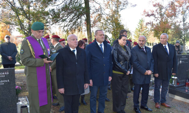 Ostatky výsadkáře kapitána Bohumíra Martínka byly uloženy na prostějovském hřbitově
