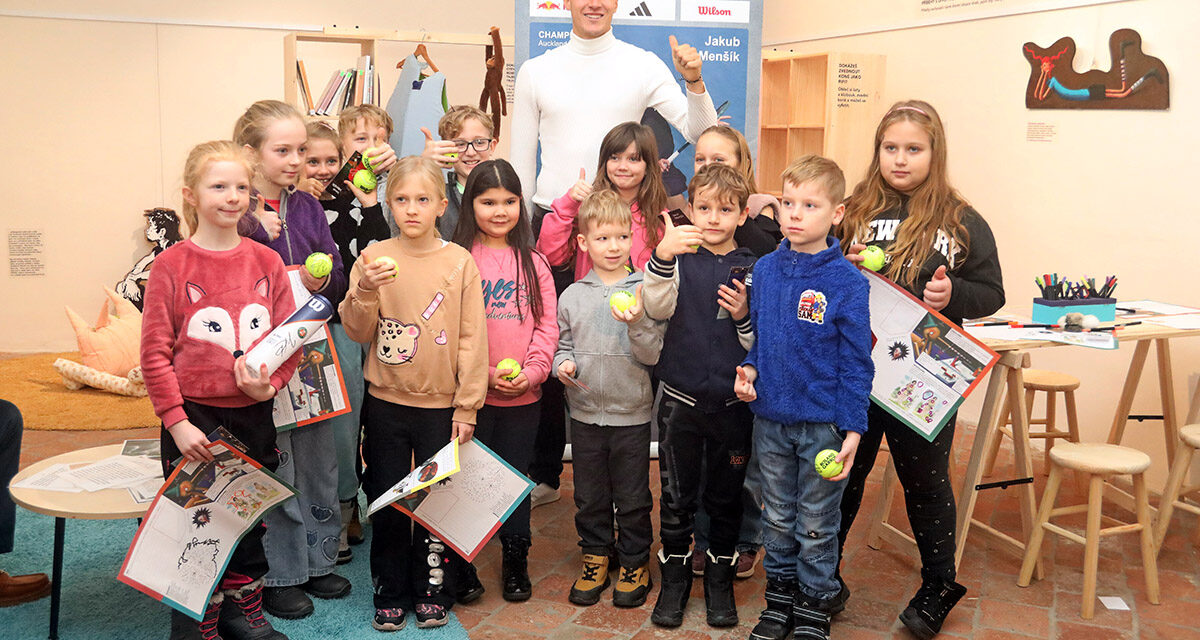 Úspěšný tenista Jakub Menšík si na zámku prohlédl výstavu a setkal se s dětmi