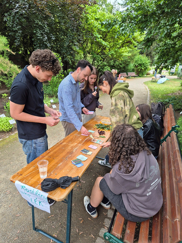 v botanické zahradě to žije small
